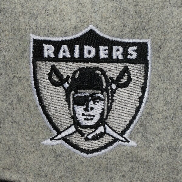 Oakland Raiders Heather Gray Tailsweep Pro Pinch Snapback Hat